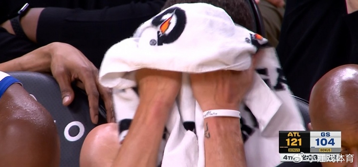 企鹅体育赛事专区-库里下半场20分难阻勇士惨败 镜头捕捉失落一幕：坐板凳毛巾捂脸|斯蒂芬·库里|肯纳德|外线|亚特兰大老鹰队|金州勇士队_新浪体育_新浪新闻