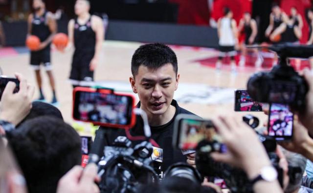 企鹅体育直播-生死战杨鸣强调摆正心态 李晓旭到来激发队友信心